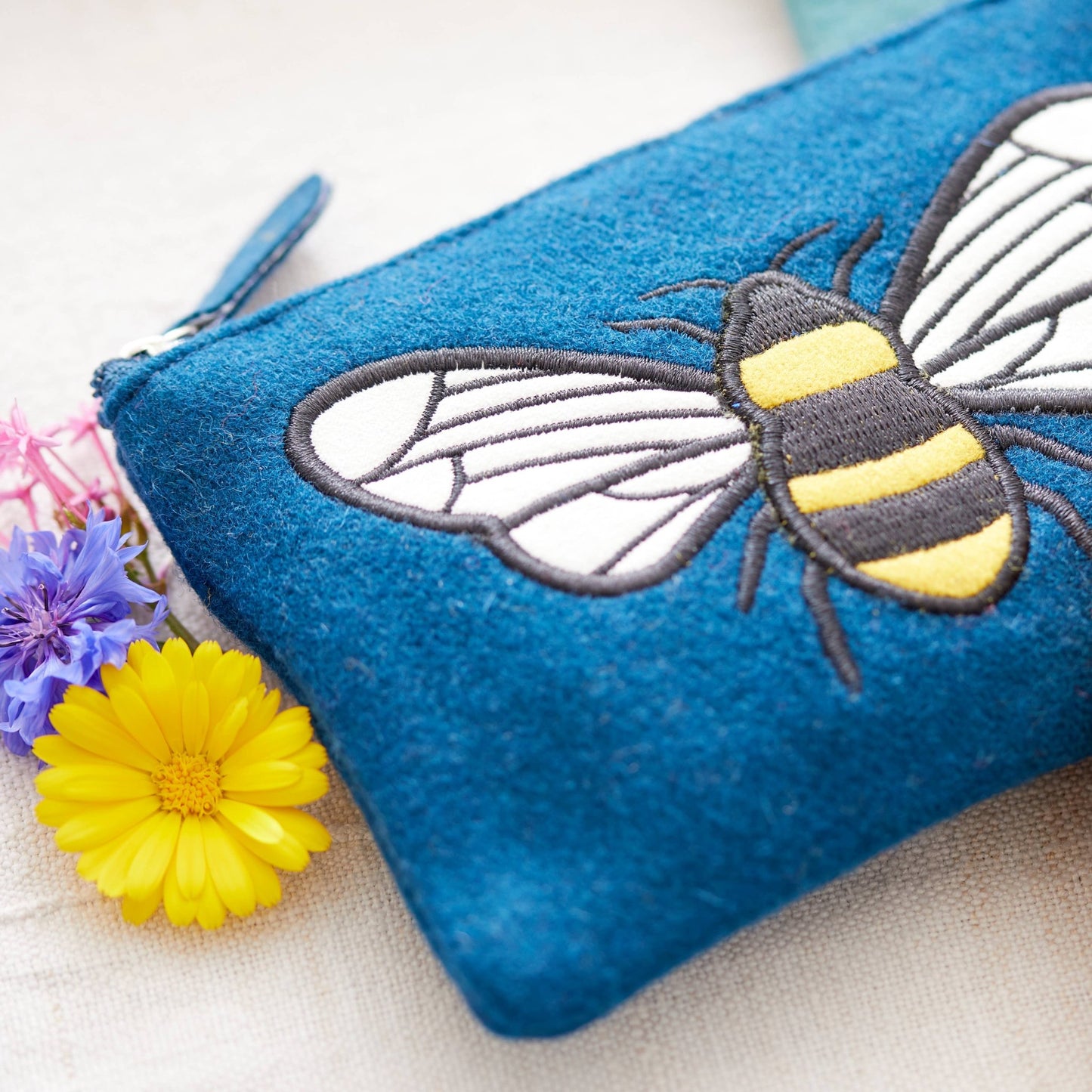 Felt Bee Purse- Blue - Recetas Fair Trade