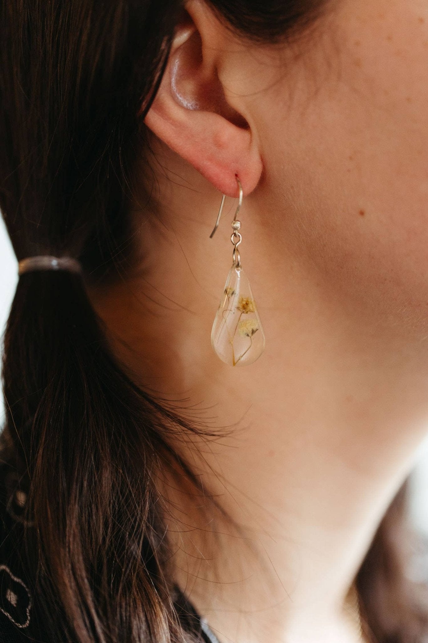 White Rain Flower Earrings - Recetas Fair Trade