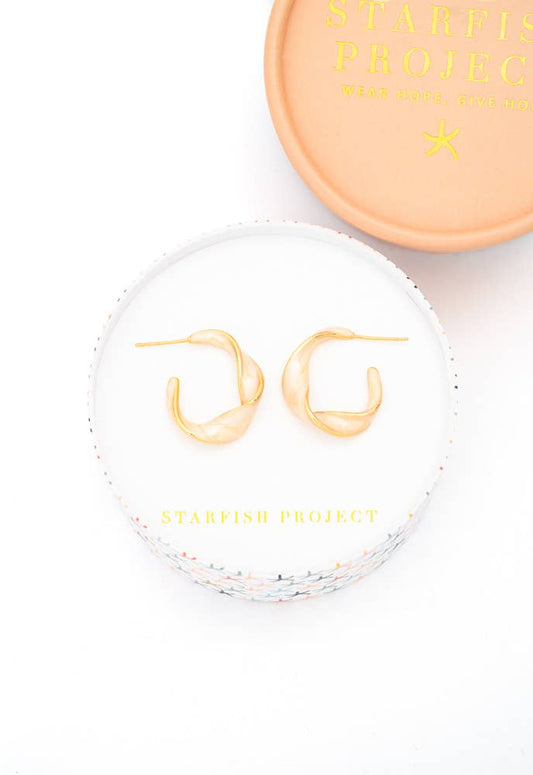 With a Twist Hoops in Soft Coral - Recetas Fair Trade